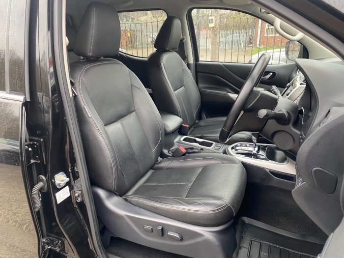 Nissan Navara Double Cab Pick Up Tekna 2.3dCi 190 4WD Auto Pick Up Diesel Black
