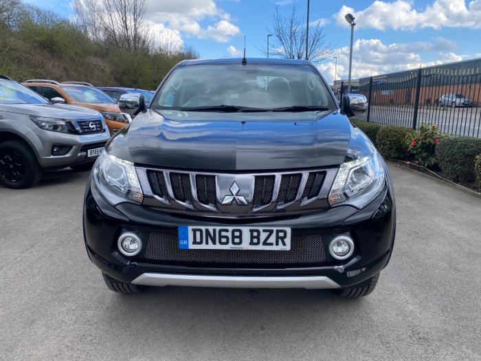 Mitsubishi L200 2.4 Double Cab DI-D 178 Barbarian 4WD Pick Up Diesel Black