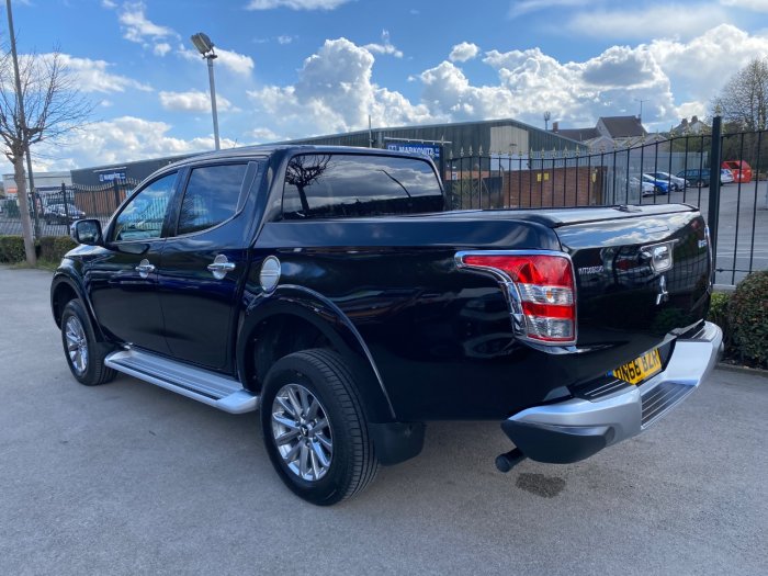 Mitsubishi L200 2.4 Double Cab DI-D 178 Barbarian 4WD Pick Up Diesel Black