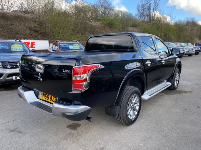 Mitsubishi L200 2.4 Double Cab DI-D 178 Barbarian 4WD Pick Up Diesel Black