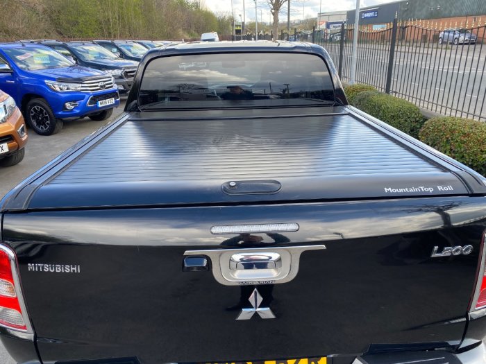 Mitsubishi L200 2.4 Double Cab DI-D 178 Barbarian 4WD Pick Up Diesel Black