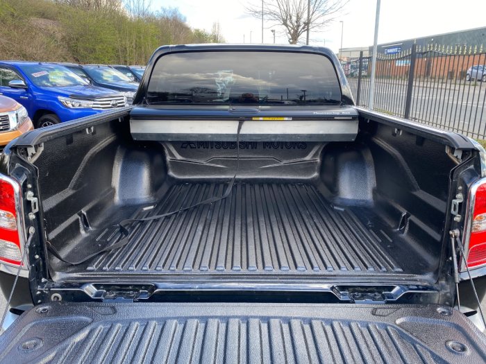 Mitsubishi L200 2.4 Double Cab DI-D 178 Barbarian 4WD Pick Up Diesel Black
