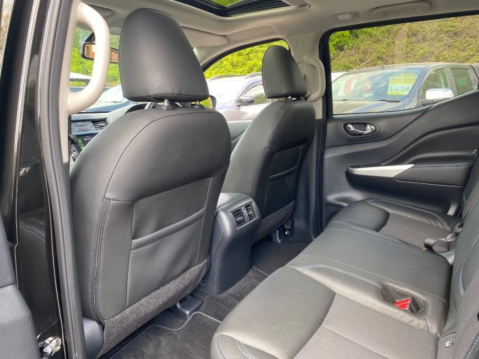 Nissan Navara Double Cab Pick Up N-Guard 2.3dCi 190 TT 4WD Auto Pick Up Diesel Black