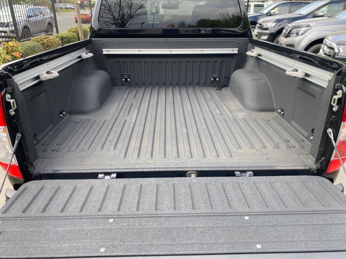 Nissan Navara Double Cab Pick Up N-Guard 2.3dCi 190 TT 4WD Auto Pick Up Diesel Black