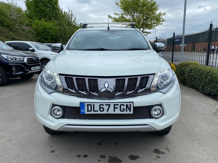 Mitsubishi L200 2.4 Double Cab DI-D 178 Barbarian 4WD Pick Up Diesel White