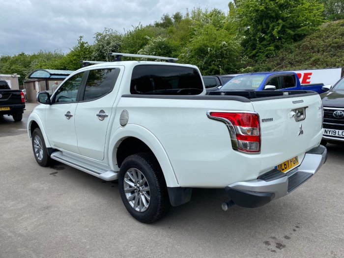 Mitsubishi L200 2.4 Double Cab DI-D 178 Barbarian 4WD Pick Up Diesel White