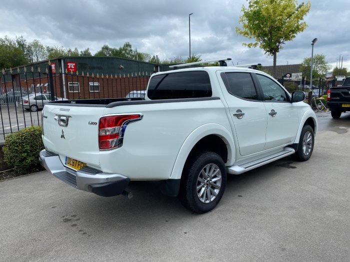 Mitsubishi L200 2.4 Double Cab DI-D 178 Barbarian 4WD Pick Up Diesel White