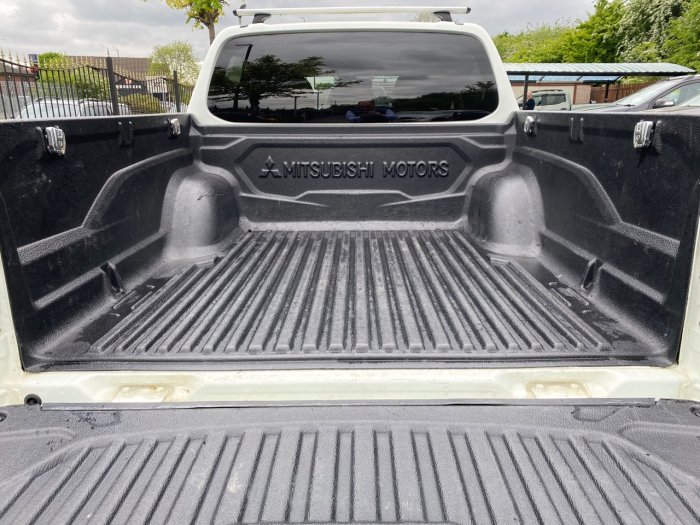 Mitsubishi L200 2.4 Double Cab DI-D 178 Barbarian 4WD Pick Up Diesel White