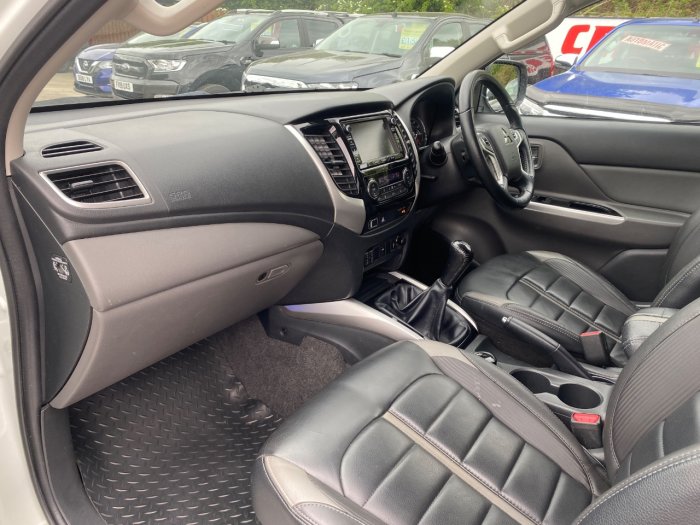 Mitsubishi L200 2.4 Double Cab DI-D 178 Barbarian 4WD Pick Up Diesel White
