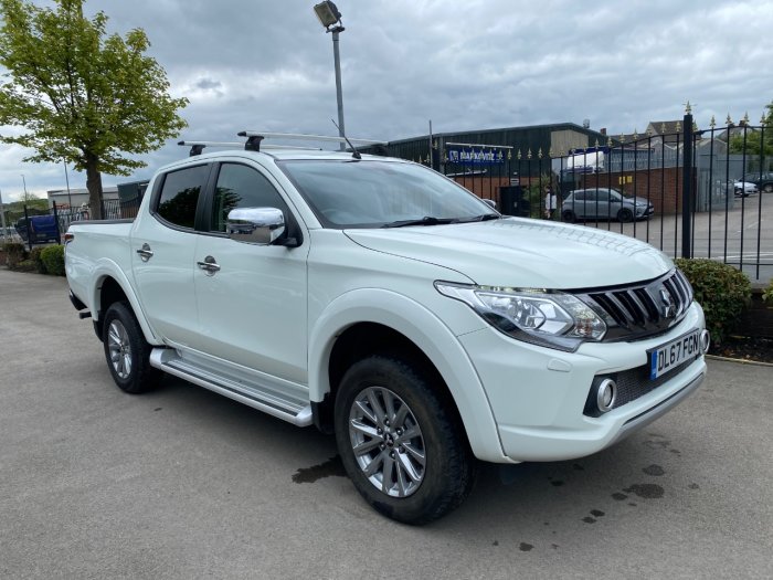 Mitsubishi L200 2.4 Double Cab DI-D 178 Barbarian 4WD Pick Up Diesel White