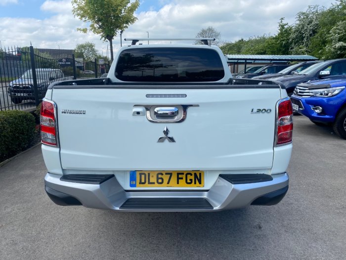 Mitsubishi L200 2.4 Double Cab DI-D 178 Barbarian 4WD Pick Up Diesel White