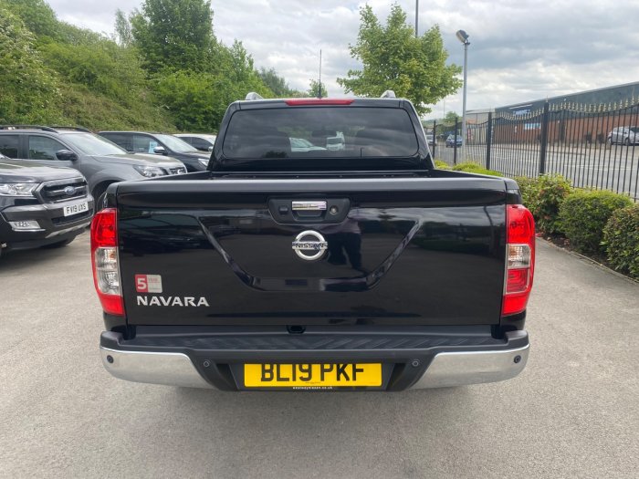 Nissan Navara Double Cab Pick Up Tekna 2.3dCi 190 4WD Pick Up Diesel Black