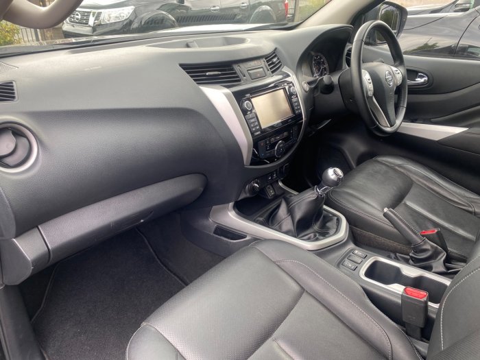 Nissan Navara Double Cab Pick Up Tekna 2.3dCi 190 4WD Pick Up Diesel Black