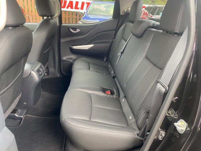 Nissan Navara Double Cab Pick Up Tekna 2.3dCi 190 4WD Pick Up Diesel Black