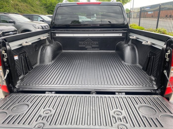 Nissan Navara Double Cab Pick Up Tekna 2.3dCi 190 4WD Pick Up Diesel Black