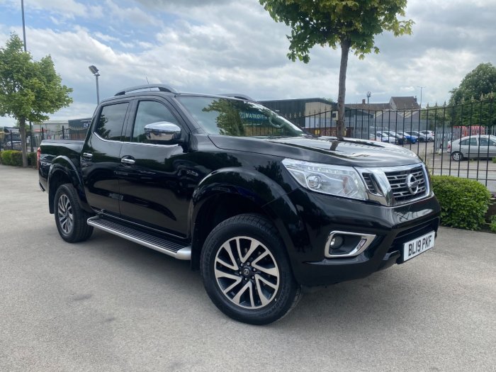 Nissan Navara Double Cab Pick Up Tekna 2.3dCi 190 4WD Pick Up Diesel Black