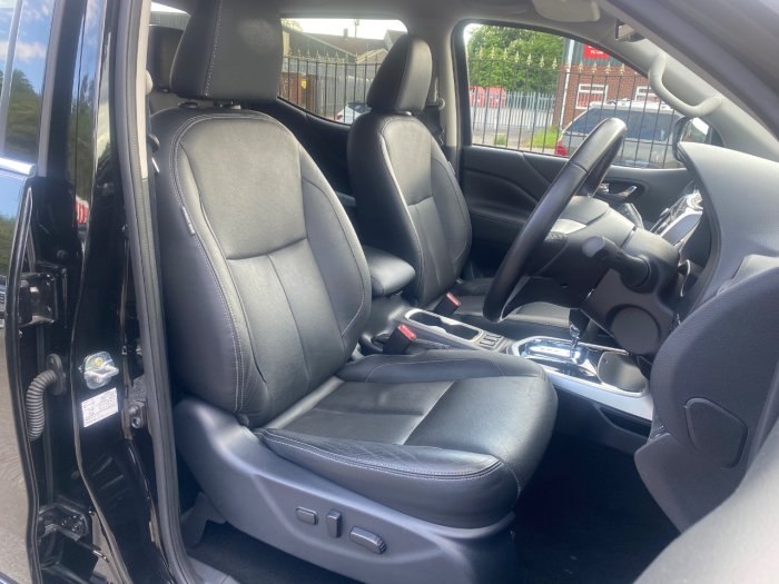 Nissan Navara Double Cab Pick Up Tekna 2.3dCi 190 4WD Auto Pick Up Diesel Black