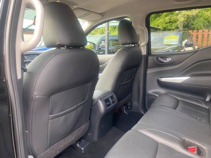 Nissan Navara Double Cab Pick Up Tekna 2.3dCi 190 4WD Auto Pick Up Diesel Black