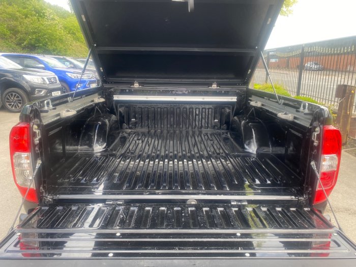 Nissan Navara Double Cab Pick Up Tekna 2.3dCi 190 4WD Auto Pick Up Diesel Black