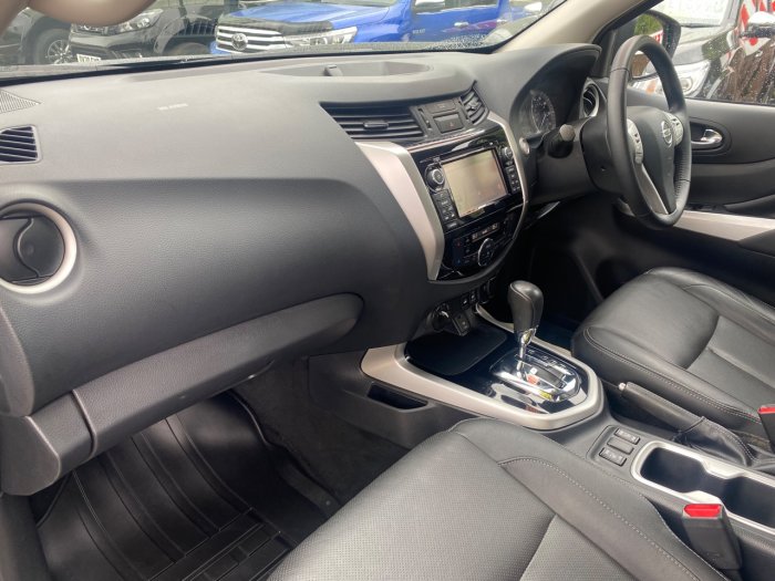 Nissan Navara Double Cab Pick Up Tekna 2.3dCi 190 4WD Auto Pick Up Diesel Black