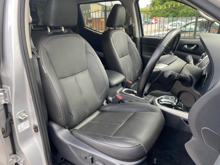 Nissan Navara Double Cab Pick Up Tekna 2.3dCi 190 4WD Auto Pick Up Diesel Silver