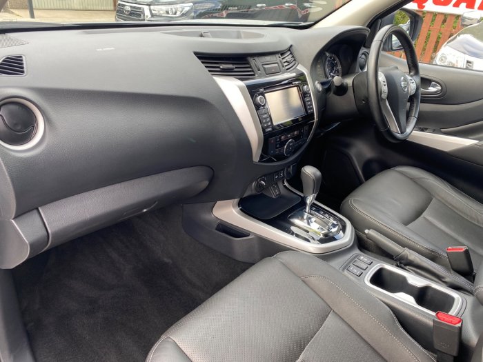Nissan Navara Double Cab Pick Up Tekna 2.3dCi 190 4WD Auto Pick Up Diesel Silver