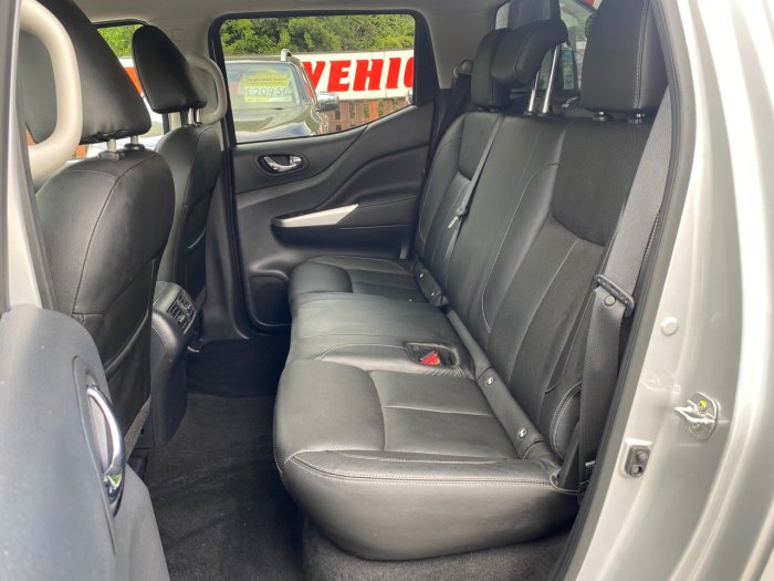 Nissan Navara Double Cab Pick Up Tekna 2.3dCi 190 4WD Auto Pick Up Diesel Silver