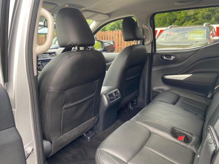 Nissan Navara Double Cab Pick Up Tekna 2.3dCi 190 4WD Auto Pick Up Diesel Silver
