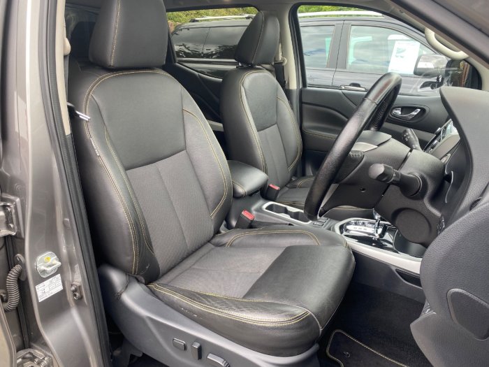 Nissan Navara Double Cab Pick Up N-Guard 2.3dCi 190 4WD Auto Pick Up Diesel Grey