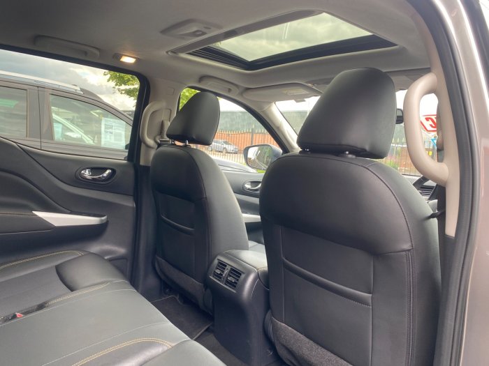 Nissan Navara Double Cab Pick Up N-Guard 2.3dCi 190 4WD Auto Pick Up Diesel Grey