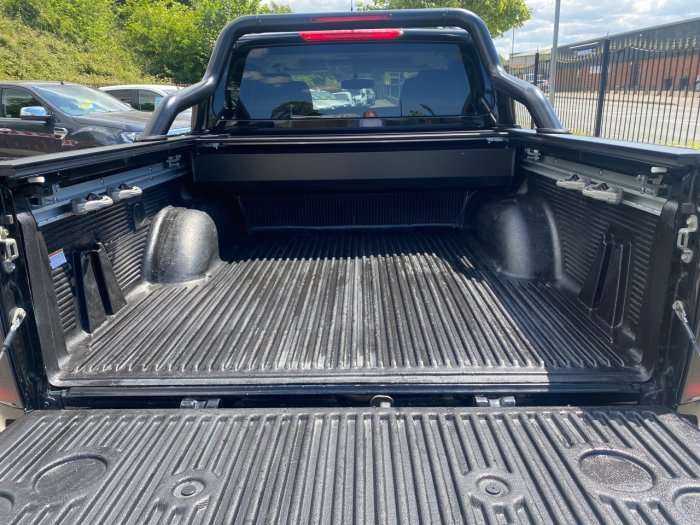 Nissan Navara Double Cab Pick Up N-Guard 2.3dCi 190 TT 4WD Auto Pick Up Diesel Black
