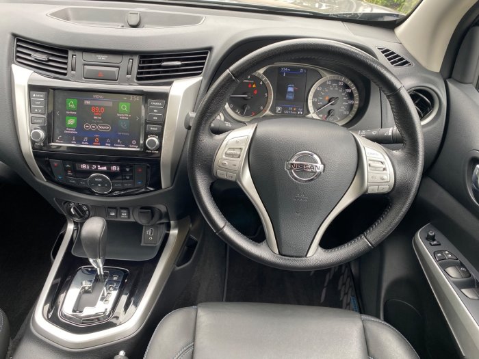 Nissan Navara Double Cab Pick Up N-Guard 2.3dCi 190 TT 4WD Auto Pick Up Diesel Grey