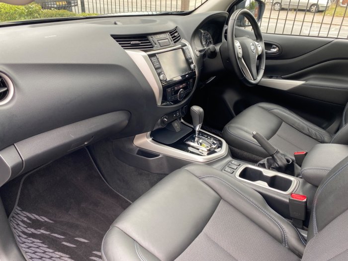 Nissan Navara Double Cab Pick Up N-Guard 2.3dCi 190 TT 4WD Auto Pick Up Diesel Grey