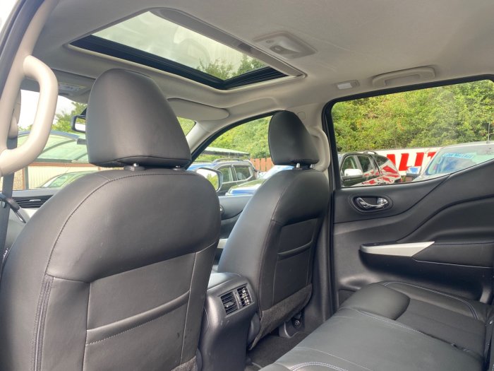 Nissan Navara Double Cab Pick Up N-Guard 2.3dCi 190 TT 4WD Auto Pick Up Diesel Grey