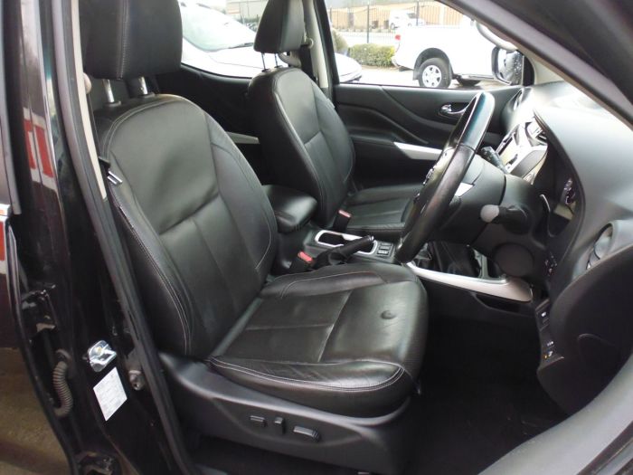 Nissan Navara Double Cab Pick Up Tekna 2.3dCi 190 4WD Four Wheel Drive Diesel Black