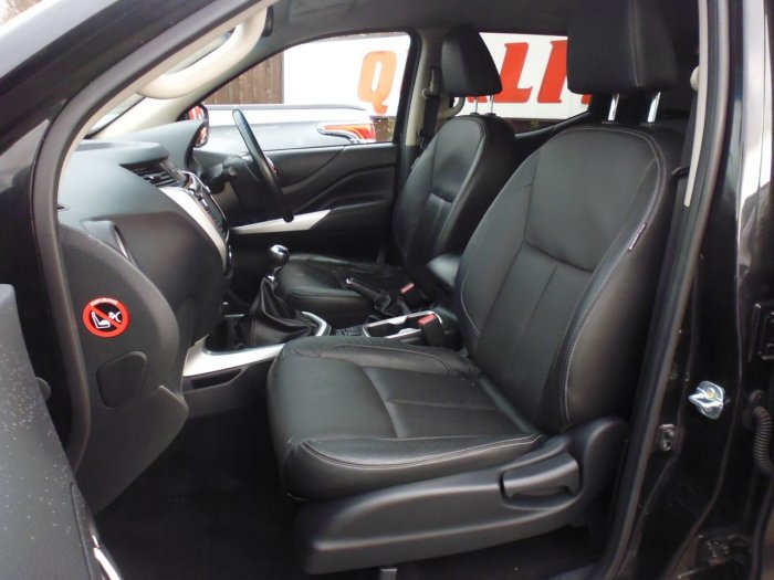Nissan Navara Double Cab Pick Up Tekna 2.3dCi 190 4WD Four Wheel Drive Diesel Black