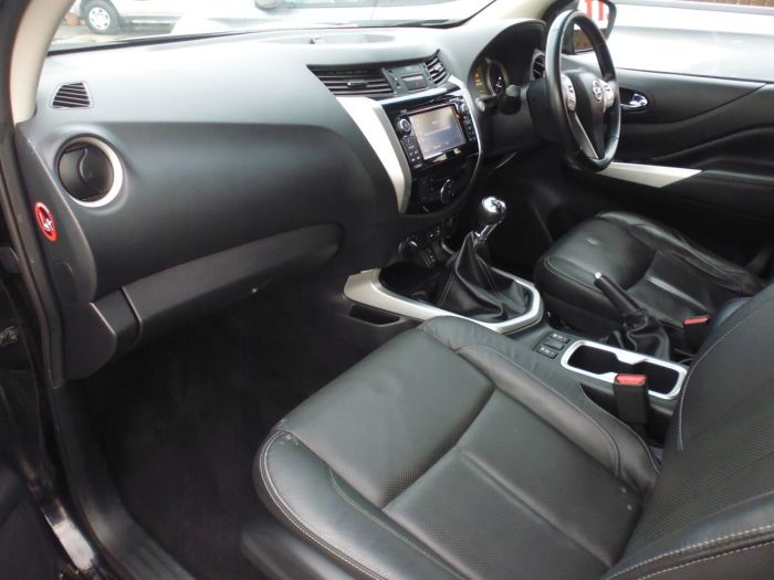 Nissan Navara Double Cab Pick Up Tekna 2.3dCi 190 4WD Four Wheel Drive Diesel Black