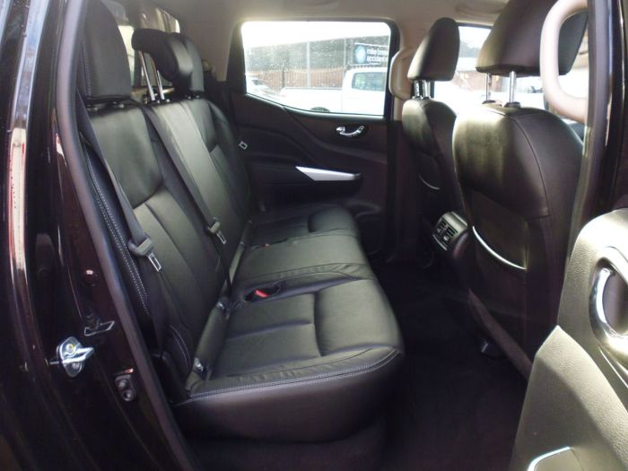 Nissan Navara Double Cab Pick Up Tekna 2.3dCi 190 4WD Four Wheel Drive Diesel Black