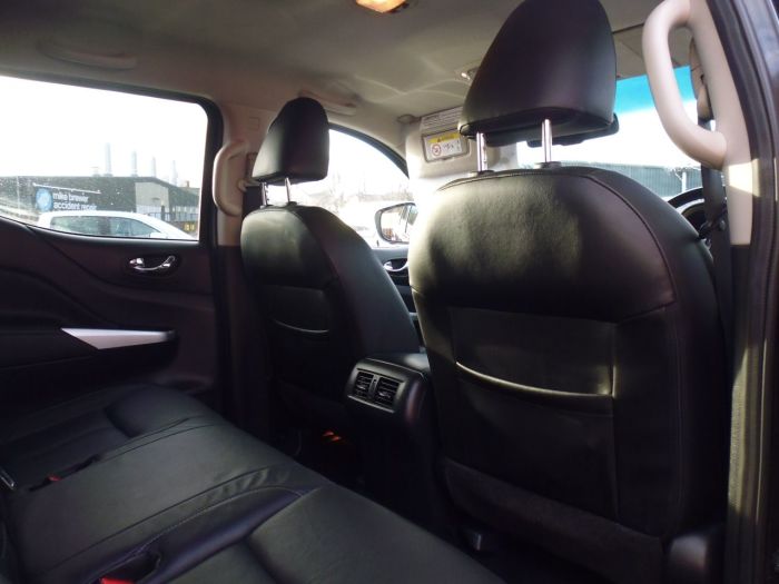 Nissan Navara Double Cab Pick Up Tekna 2.3dCi 190 4WD Four Wheel Drive Diesel Black