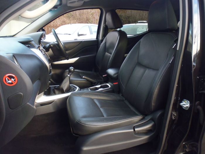 Nissan Navara Double Cab Pick Up Tekna 2.3dCi 190 4WD Four Wheel Drive Diesel Black