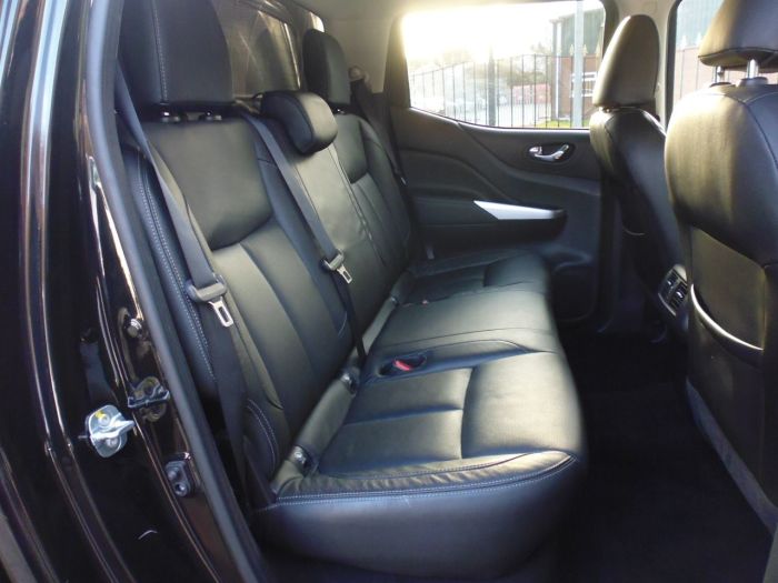 Nissan Navara Double Cab Pick Up Tekna 2.3dCi 190 4WD Four Wheel Drive Diesel Black
