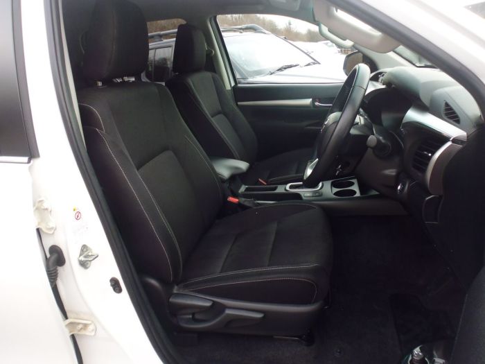 Toyota Hilux Invincible D/Cab Pick Up 2.4 D-4D Auto Four Wheel Drive Diesel White