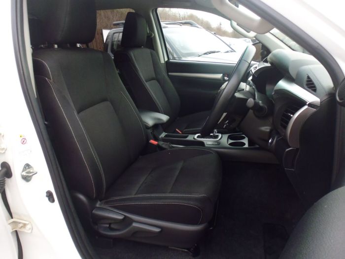 Toyota Hilux Invincible D/Cab Pick Up 2.4 D-4D Auto Four Wheel Drive Diesel White
