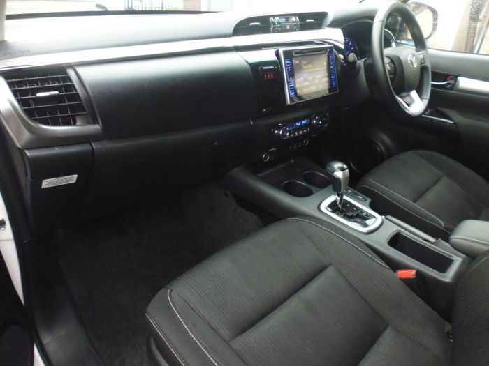 Toyota Hilux Invincible D/Cab Pick Up 2.4 D-4D Auto Four Wheel Drive Diesel White