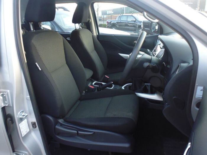 Nissan Navara Double Cab Pick Up Acenta 2.3dCi 160 4WD Four Wheel Drive Diesel Silver