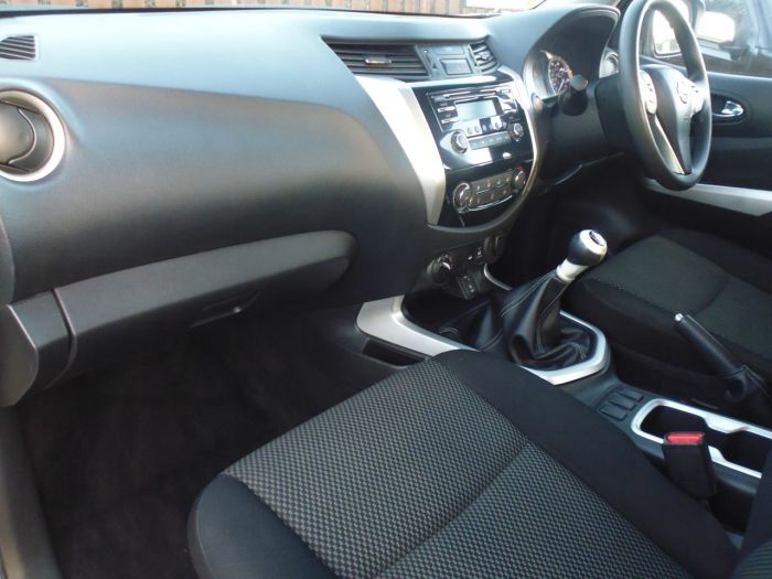 Nissan Navara Double Cab Pick Up Acenta 2.3dCi 160 4WD Four Wheel Drive Diesel Silver