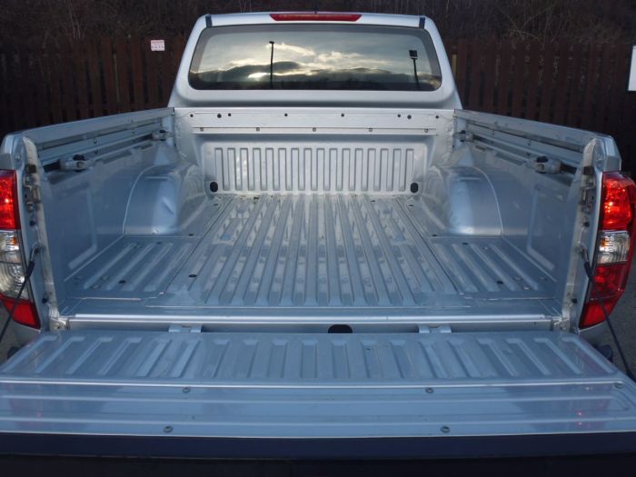 Nissan Navara Double Cab Pick Up Acenta 2.3dCi 160 4WD Four Wheel Drive Diesel Silver