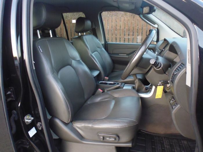Nissan Navara Double Cab Pick Up Tekna 2.5dCi 190 4WD Four Wheel Drive Diesel Black