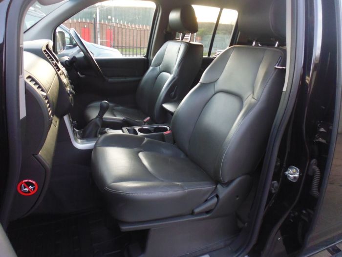 Nissan Navara Double Cab Pick Up Tekna 2.5dCi 190 4WD Four Wheel Drive Diesel Black
