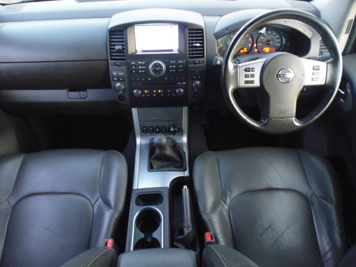 Nissan Navara Double Cab Pick Up Tekna 2.5dCi 190 4WD Four Wheel Drive Diesel Black